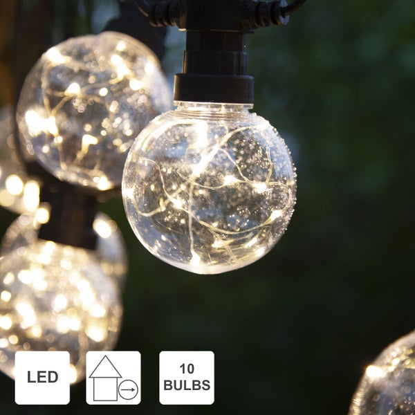 Lichterkette mit runden Glühbirnen, die in einem Baum hängen, spritzwassergeschützt