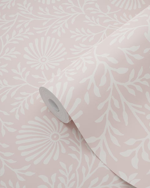 Tapetenrolle mit floralem Muster aus Blüten und Blättern in Altrosa und Weiß.
