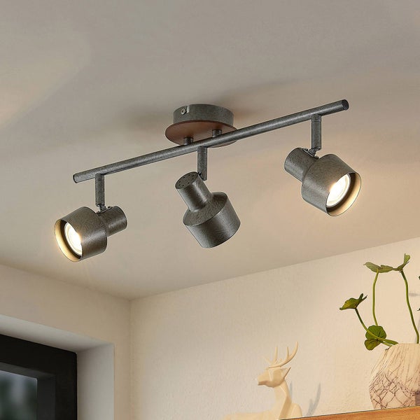 Dreiflammige Deckenleuchte im Industrial-Design aus Metall und Holz mit verstellbaren Strahlern.