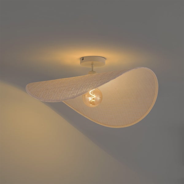 Moderne Deckenleuchte mit geschwungenem Lampenschirm aus geflochtenem Material und freihängendem Leuchtmittel.