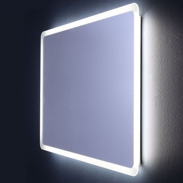 Quadratischer Badspiegel mit abgerundeten Ecken und integrierter LED-Beleuchtung.