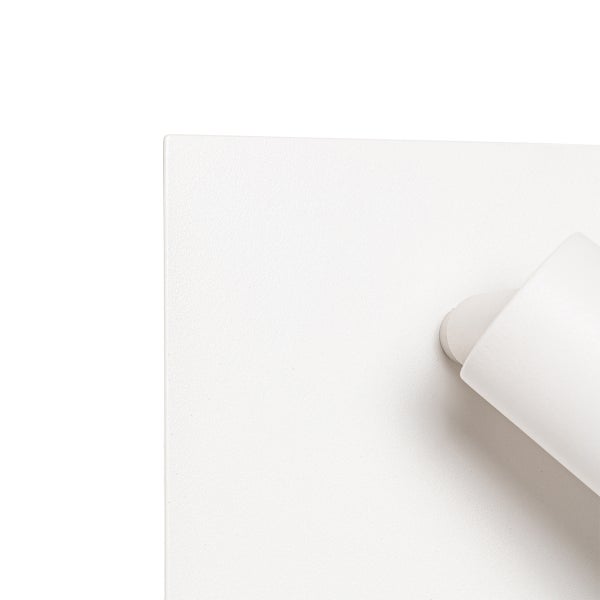 Detailansicht eines weißen Wand- oder Deckenspots aus Metall.
