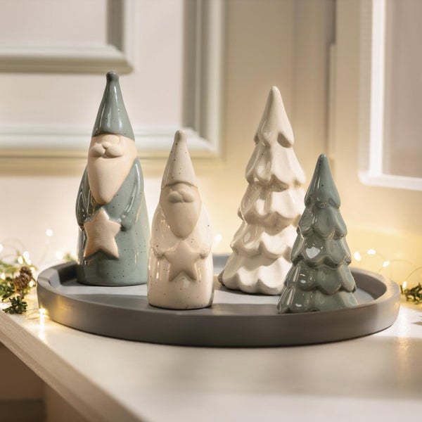 Weihnachtsdeko Set mit zwei Wichtelfiguren und zwei Tannenbäumen aus Keramik auf einem runden Dekotablett für die weihnachtliche Innendekoration.