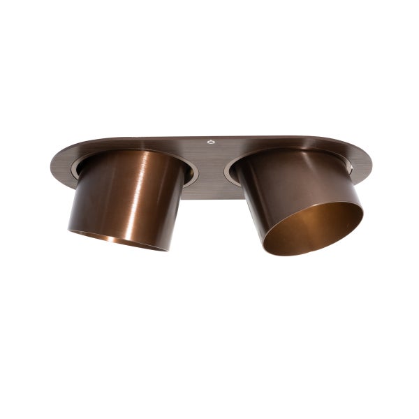 Zweiflammiger Deckenstrahler aus bronzefarbenem Metall mit schwenkbaren, zylindrischen Köpfen auf einer ovalen Montageplatte.
