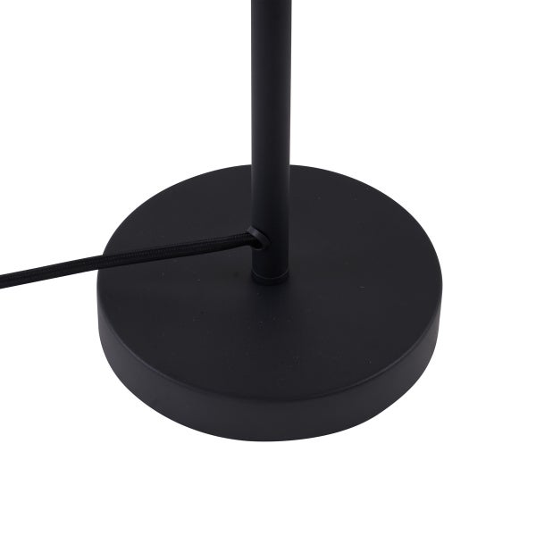 Detailaufnahme des runden Lampenfußes einer Stehlampe mit Textilkabel