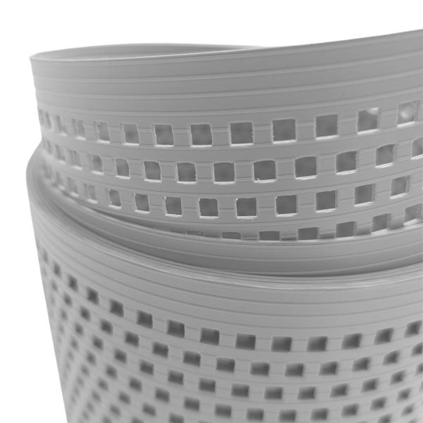 Nahaufnahme einer perforierten Drainagematte auf einer Rolle.