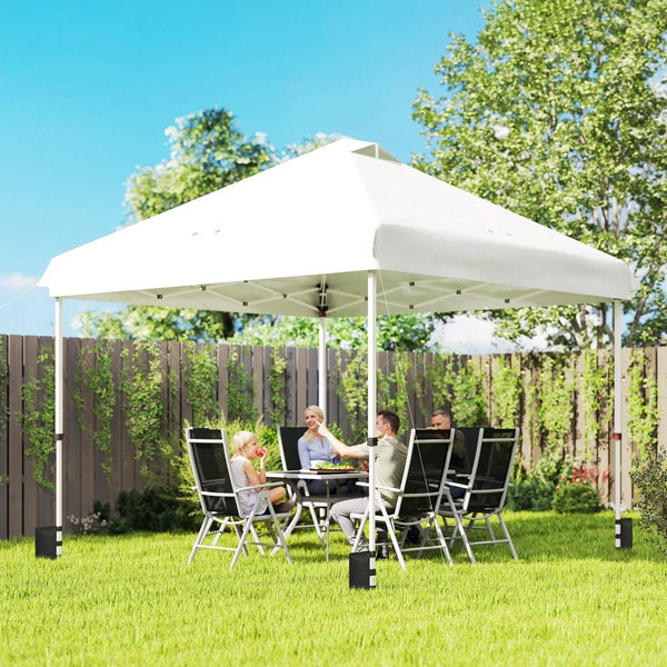 Weißer Faltpavillon im sonnigen Garten mit einer vierköpfigen Familie an einem Gartentisch; heller, organisierter Außenbereich.