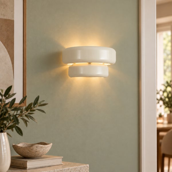 Moderne zweistufige Wandleuchte im minimalistischen Design an einer Wand montiert mit warmem Lichtakzent im Innenbereich