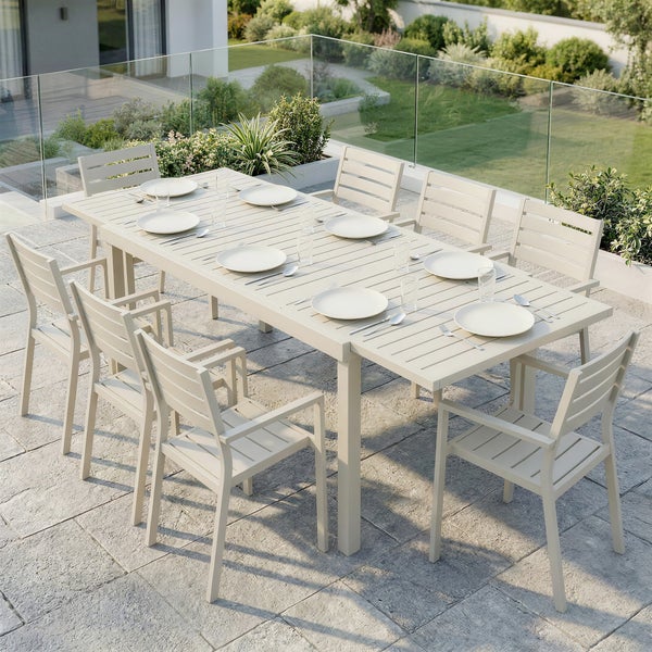 Moderne Garten-Essgruppe mit großem rechteckigem Tisch und zehn Armlehnstühlen aus Metall in Lamellen-Optik auf einer großzügigen Terrasse.