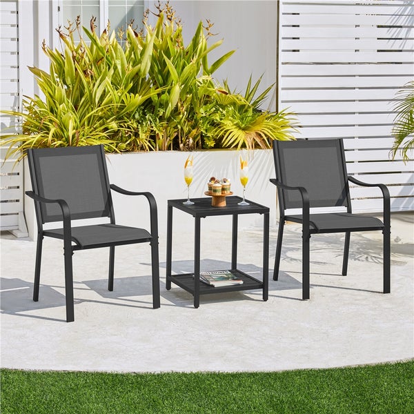 Gartenszene mit zwei Stühlen und einem Tisch