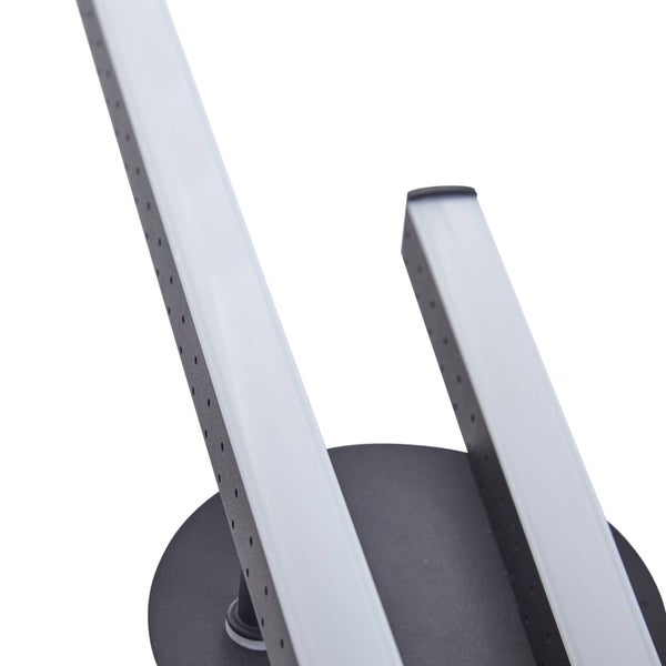 Detailansicht einer schwarzen LED-Leuchte mit zwei schmalen Lichtstäben auf einem runden Fuß aus Metall.