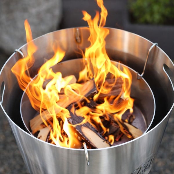 Feuerkorb aus Stahl mit brennendem Holz
