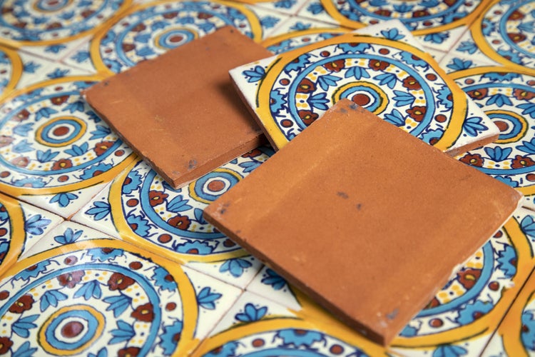 Mehrere quadratische Fliesen mit Mustern und unglasierter Oberfläche