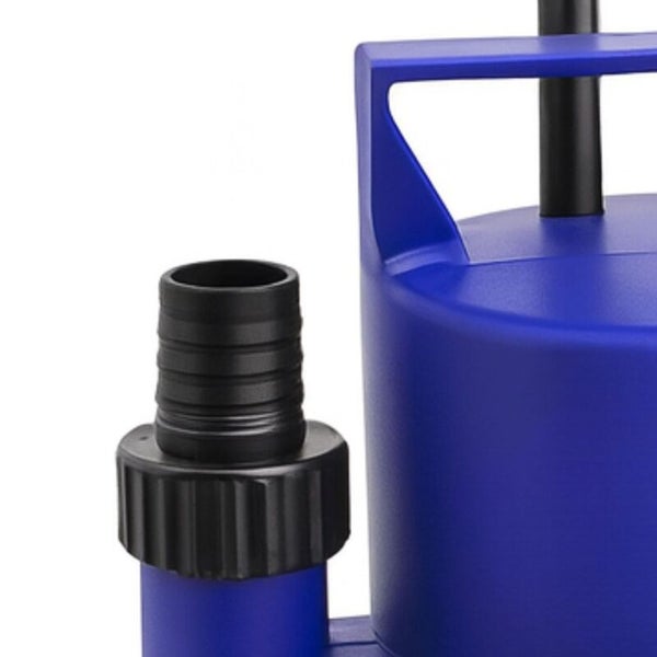 Detailaufnahme einer Tauchpumpe mit Schlauchanschluss