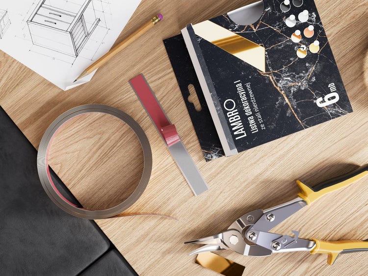 Szene mit Rollenband, Metallschere, Bleistift und Skizze auf einem Holztisch