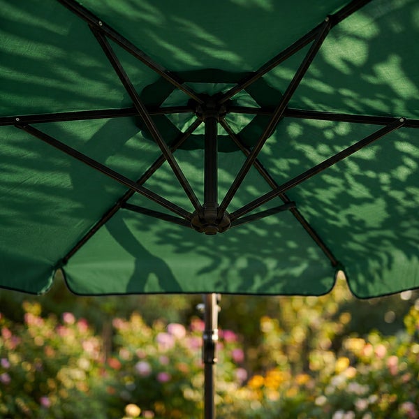 Ampelschirm über einer Sitzecke mit Metalltisch und Stühlen in einem sonnigen Garten.