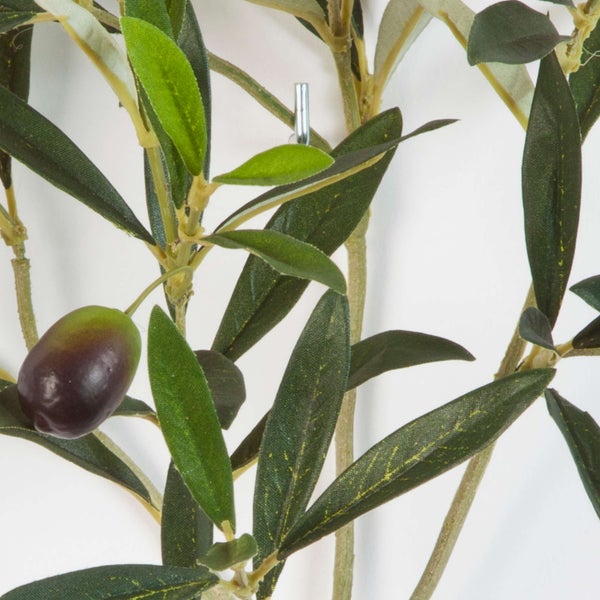 Künstlicher Olivenzweig mit grünen Blättern und einer dunklen Olive.