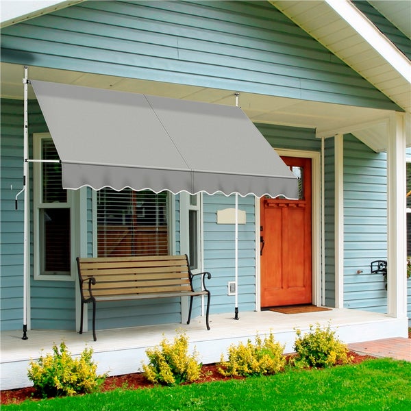 Hausfassade mit ausfahrbarer Gelenkarmmarkise über einer Veranda