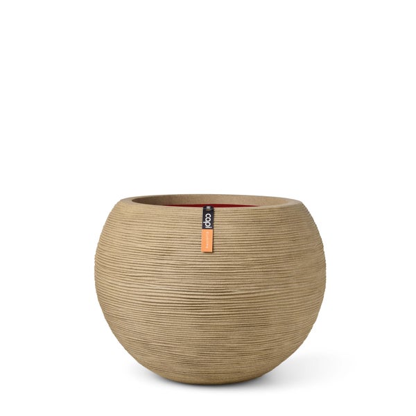 Runder Kunststoff-Blumentopf in Kugelform mit feiner horizontaler Rippenstruktur von Capi Europe.