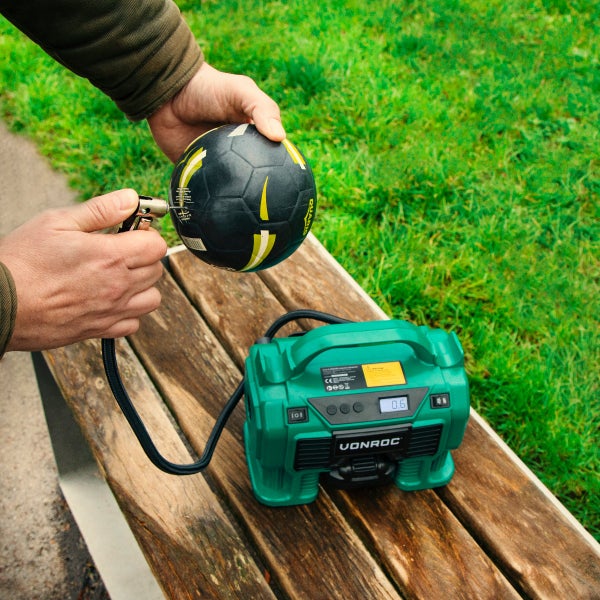 VONROC Akku-Kompressor 20V - 20V Akku und 12V Zigarettenanzünder-Stecker – Befüll- und Entleerungsfunktion - Max. Arbeitsdruck 11 bar - Inkl. 8-teiligem Zubehör - Inkl. 1 Akku und Ladegerät