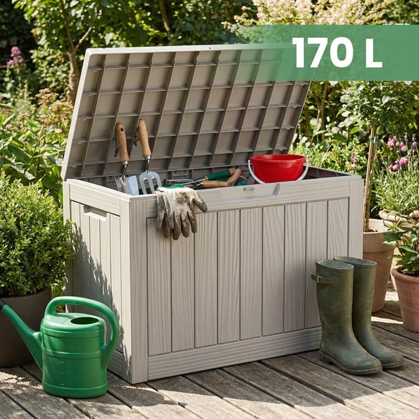 Gartenbox aus Kunststoff in Holzoptik mit 170 Litern Fassungsvermögen, gefüllt mit Gartengeräten auf einer Terrasse im Garten.