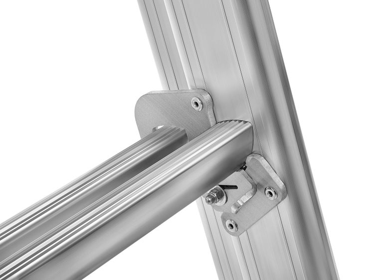 Detailansicht der Verbindung von Sprosse und Holm an einer Aluminiumleiter mit robustem Metallbeschlag.