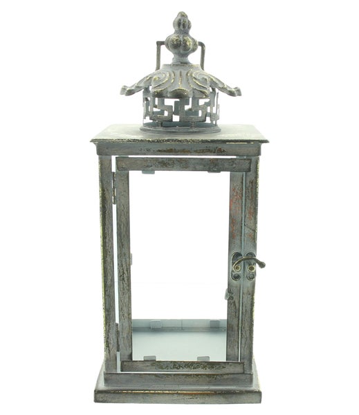 Laterne aus Metall und Glas in Vintage-Optik mit verziertem Dach und Tragegriff.