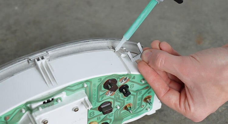 Reparieren eines Kunststoffteils mit Klebstoff