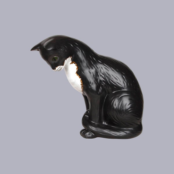 Gartenfigur Katze sitzend, schwarz und weiß, dekorative Tierfigur für den Außenbereich und Innenbereich.