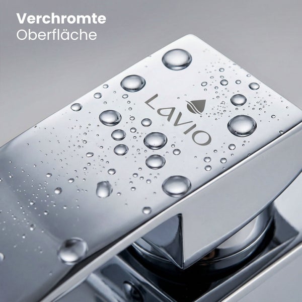 Verchromte Oberfläche einer Lavio Armatur mit Wassertropfen und Lavio Logo.
