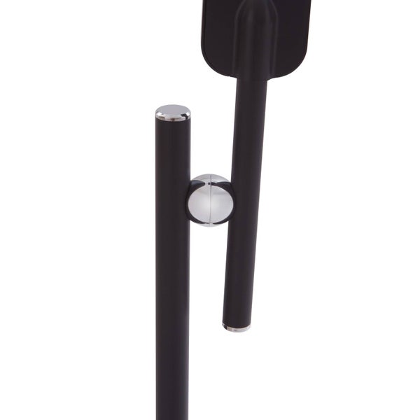 Detailansicht eines verstellbaren Gelenks einer schwarzen Metalllampe mit silbernem Kugelgelenk.