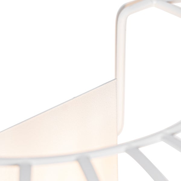 Detailansicht eines weißen Drahtkorbs mit Einlegeboden