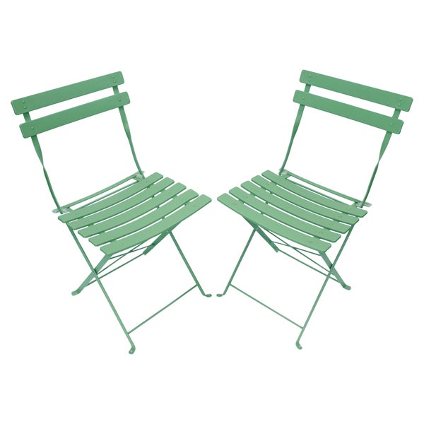 Zwei grüne Gartenklappstühle aus Metall mit Sitzfläche und Rückenlehne aus Latten.