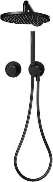 Schwarzes Duschsystem bestehend aus runder Regendusche, Stabhandbrause mit Brauseschlauch und zwei kreisförmigen Unterputz-Armaturen.