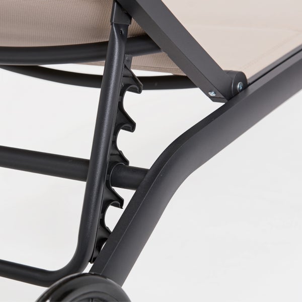 Quadratischer Sonnenschirmständer aus Kunststoff mit Rollen, fahrbar.