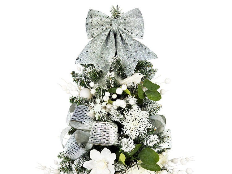 Geschmückter künstlicher Weihnachtsbaum mit Schleife, Schneeflocken und floralen Elementen zur Weihnachtsdekoration.