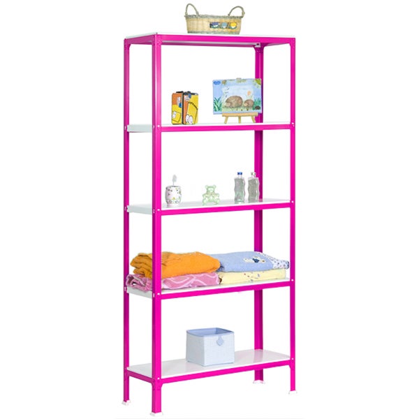 Pinkes Metall-Steckregal mit fünf weißen Fachböden, dekoriert mit Spielzeug und Kleidung.