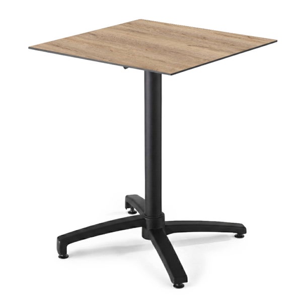 Quadratischer Bistrotisch mit Tischplatte in Holzoptik und schwarzem Metall-Kreuzfuß.