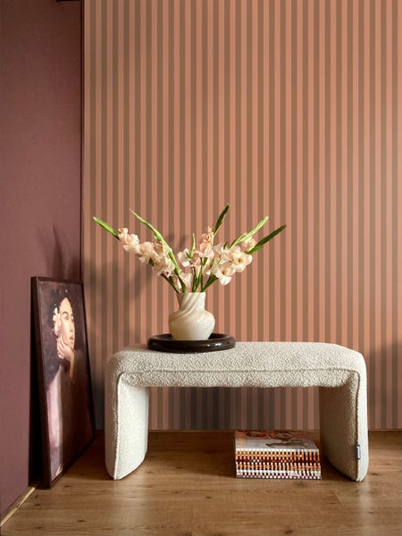 Innenraum mit gestreifter Tapete, Bank, Vase mit Blumen und gerahmtem Bild