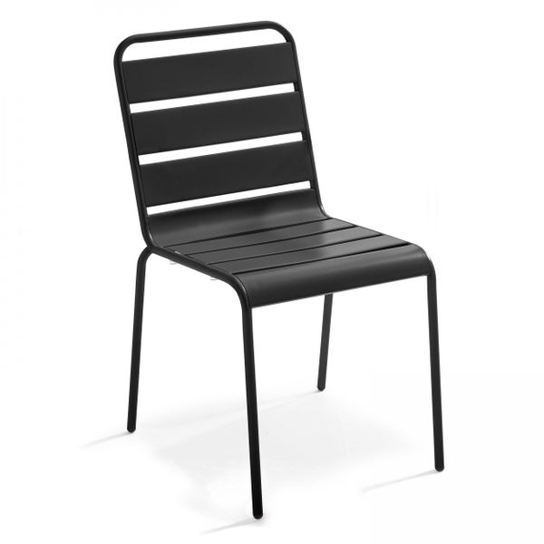 Moderner Gartenstuhl aus Metall in Schwarz mit Sitzfläche und Rückenlehne aus Lamellen.