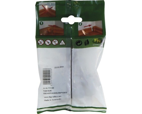 Schlafzimmer mit Bett und dekorativem Porträt an der Wand.