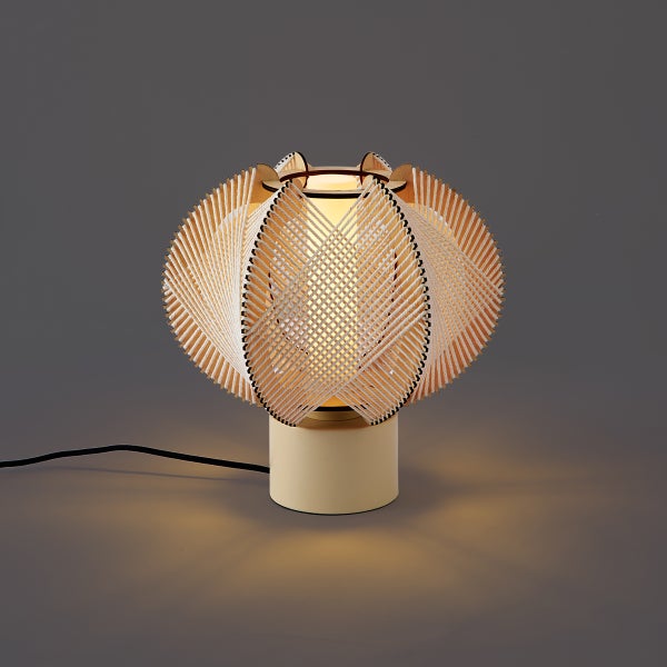 Tischlampe aus Holz mit kunstvollem geflochtenem Lampenschirm und zylindrischem Sockel