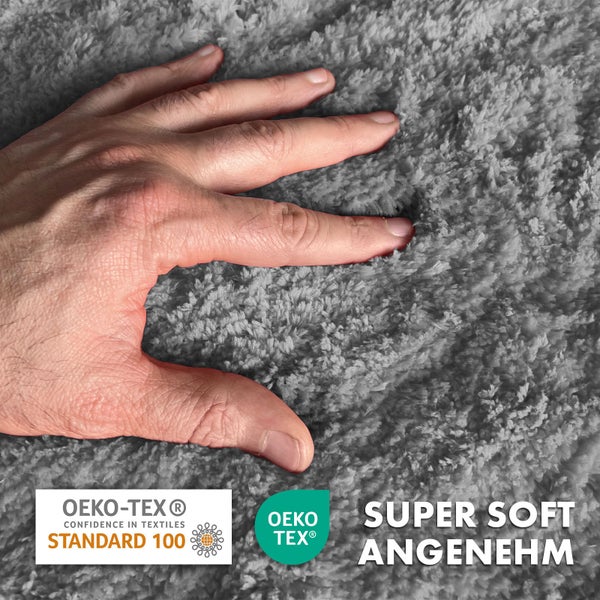 Nahaufnahme eines weichen Teppichs mit OEKO-TEX Siegel und der Aufschrift Super Soft Angenehm