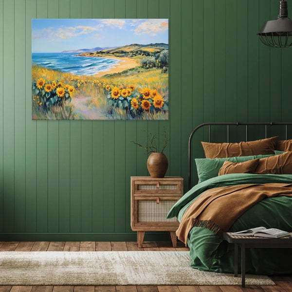 Schlafzimmer mit Wandpaneelen, Gemälde mit Sonnenblumenfeld am Meer, Bett, Nachttisch und Teppich