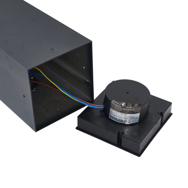 Detailansicht einer schwarzen Außenstehleuchte mit sichtbarer Verkabelung, Sockel und QAZQA Logo sowie der Kennzeichnung Schutzart IP44.