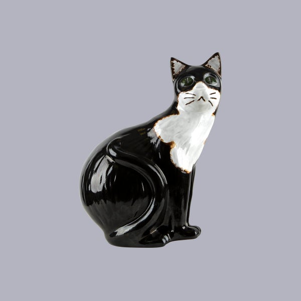 Dekofigur Katze sitzend aus Keramik, schwarz und weiß.
