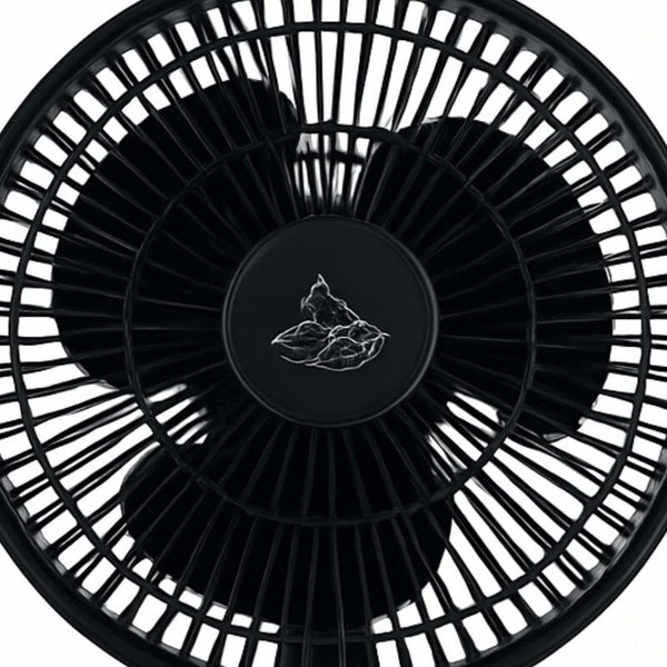 Nahaufnahme eines schwarzen Tischventilators mit Schutzgitter und drei Rotorblättern.