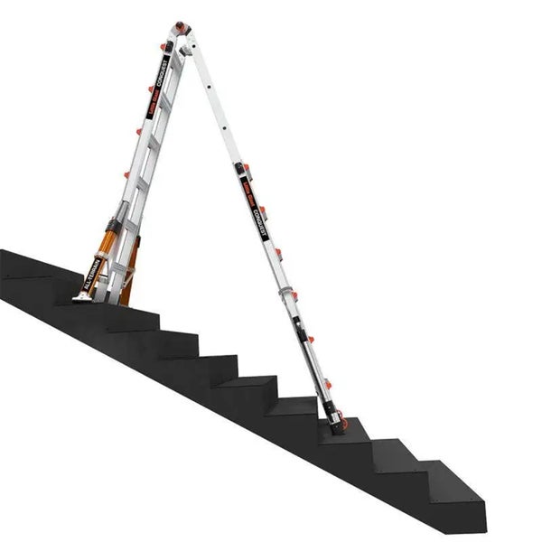 Little Giant Mehrzweckleiter Conquest auf einer Treppe mit höhenverstellbaren Teleskopbeinen aus Aluminium.