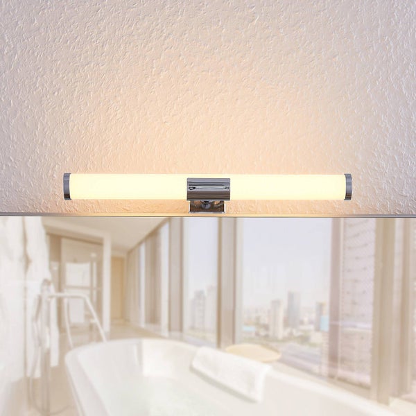 Horizontale Badezimmer Spiegelleuchte mit verchromten Details über einem Spiegel montiert, eingeschaltet.