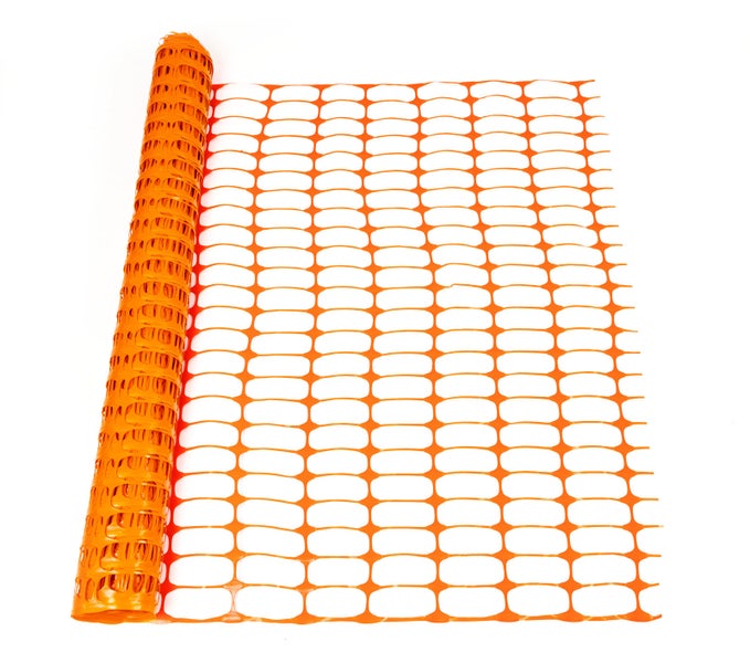 Orangefarbener Baustellenzaun aus Kunststoff, Rolle teilweise ausgerollt, Fangschutzzaun für Absperrungen.